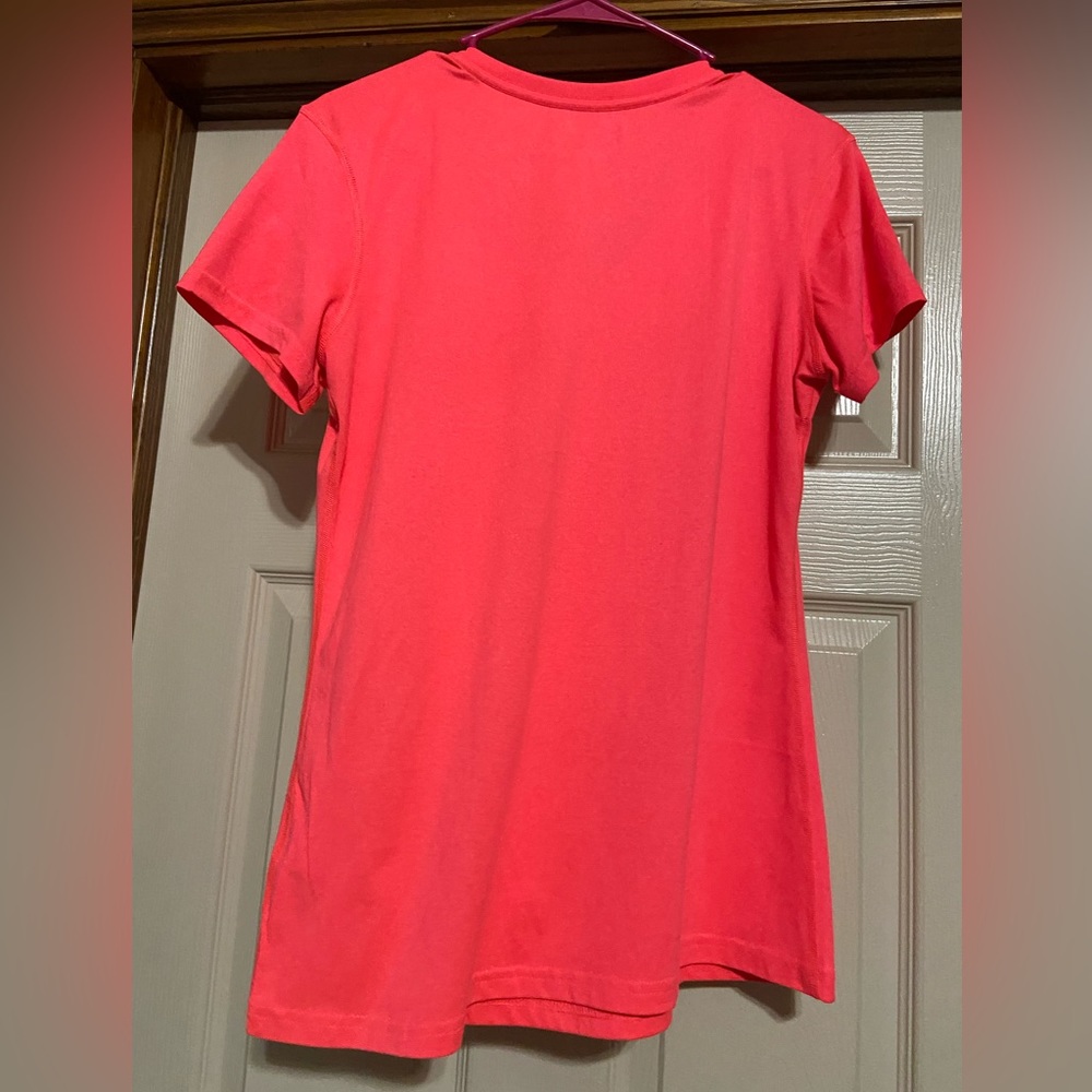 ⭐️3 for $20⭐️ Nike Dri Fit V-Neck Top Size M Bright Neon Coral - Picture 2 of 3